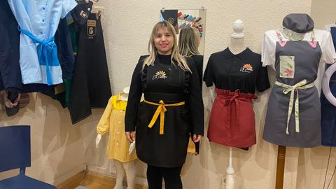 La colombiana Eli Pedraza confecciona uniformes para empresas, en función de la demanda del cliente
