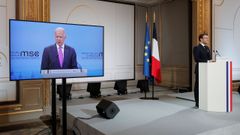 Macron atiende a la intervenci�n de Biden en la Conferencia de M�nich