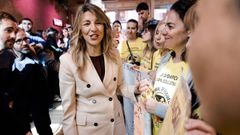 Yolanda D&iacute;az, este jueves, con unas maestras en huelga