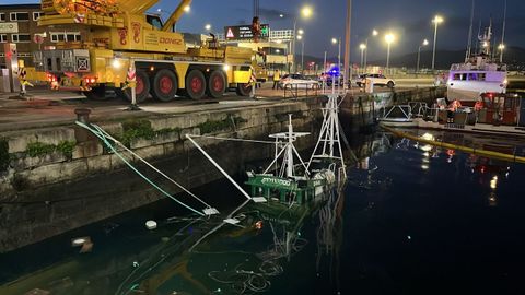 Operativa para reflotar el Santo Antco en los muelles de Bouzas.