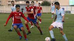 Santi pasa el bal�n ante varios jugadores del Sig�eiro