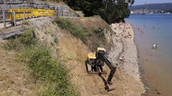 Maquinaria de obra en el talud de la playa, en una foto tomada la pasada semana.