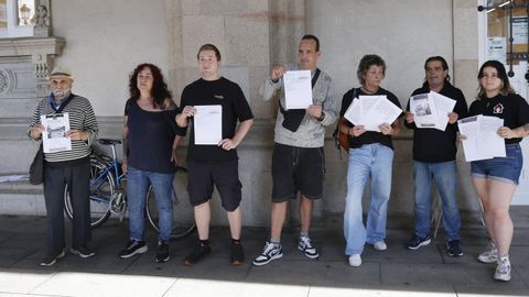 La Plataforma polo Dereito &aacute; Vivenda entreg&oacute; este lunes por la ma&ntilde;ana una denuncia colectiva contra viviendas de uso tur&iacute;stico ilegales en A Coru&ntilde;a