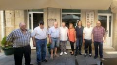 O presidente do Centro Galicia de Bos Aires, Jos� Mar�a Vila Al�n, a s�a esposa e os representantes do Partido Galeguista, da Asociaci�n Etnogr�fica Castelao e o p�rroco de Rianxo