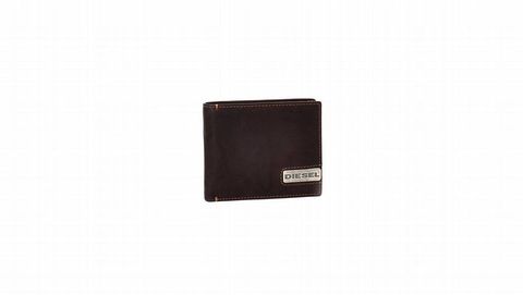 Cartera de hombre Diesel de piel en color marr�n oscuro, con pespuntes a tono. Como detalle en la parte delantera lleva una chapa con la firma. Precio: 42 euros