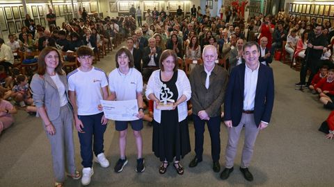 A conselleira de Medio Ambiente, �ngeles V�zquez; o conselleiro de Educaci�n, Rom�n Rodr�guez, e o presidente de La Voz de Galicia, Lois Blanco, entreg�ronlles o galard�n a Cristina D�az Prego, Roi Hermelo Ricoy e Leo Franco.