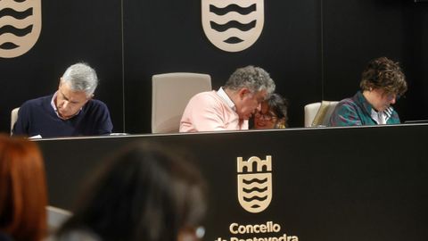 La concejala Anabe Gul�as, este lunes, charla con el alcalde de Pontevedra en el pleno de este lunes