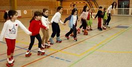 Una docena de ni�os y ni�as de Carballo preparan su debut en el pabell�n polideportivo Berganti�os.
