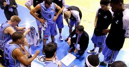 Lisardo G�mez, en el centro, durante un tiempo muerto en la cancha del Andorra.