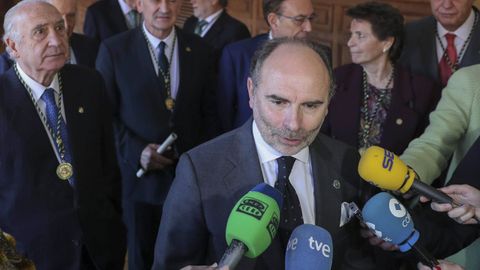 El rector de la Universidad de Oviedo, Ignacio Villaverde (c), atiende a los medios de comunicacin tras entregar las medallas de oro de la institucin acadmica. Villaverde ha dado este viernes por zanjada la polmica que mantiene el alcalde de Oviedo, Alfredo Canteli, en relacin con el traslado de la Escuela de Ingeniera de Minas a la Escuela Politcnica de Mieres.