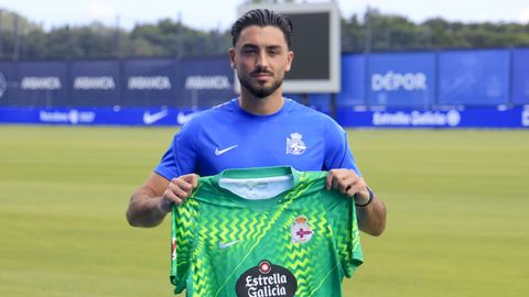 Leo Rom�n posa con la camiseta de portero del Deportivo durante su presentaci�n en el D�por Training Center.