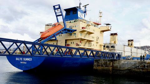 El barco mercante Baltic Summer, atracado en el muelle de Comercio