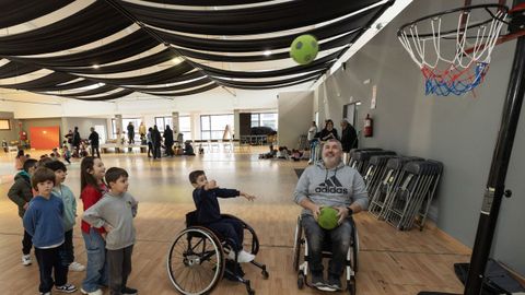 Imagen de la jornada que se celebr el ao pasado en varias escuelas de Carballo a cargo de Un Paso Mis