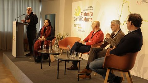 Mesa de apertura del foro en el Parador, con Regueira en su intervencin