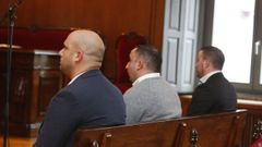Los dos guardias civiles, a la izquierda, junto a Sant�rum durante el juicio en Pontevedra.