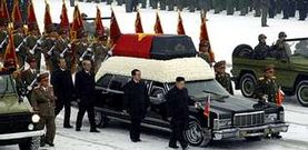 Imagen de la agencia norcoreana KCNA del cortejo f�nebre de Kim Jong-il, y su hijo Kim Jong-un, primero por el costado derecho del coche.