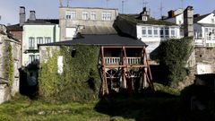 Desde la Muralla se ve el Pazo de Dona Urraca en estado de abandono