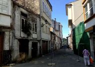 Un �rbol atraviesa el tejado del edificio ruinoso en la calle Marina de Betanzos. 