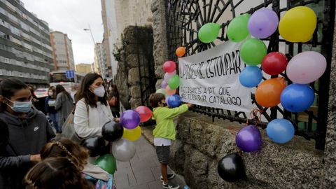 Protesta de la comunidad escolar del colegio Labaca de A Corua este mircoles por la maana