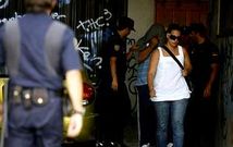 Familiares de los detenidos trataron de impedir ayer que se les fotografiase a la llegada al juzgado |
