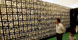 Pared de la exposici�n donde se muestran im�genes de todos los guardias civiles v�ctimas de terrorismo en Espa�a