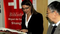 <span lang= es-es >Desestres�ndose con el Quijote en Shangh�i. </span>Esta semana Luis B�rcenas la acus� de mentir, varios diputados populares traicionaron su confianza al revelar reuniones internas y se meti� en un l�o al comparar escraches y nazismo. Ayer Dolores de Cospedal trat� de tomar distancia al participar en una sede del Instituto Cervantes en China en una lectura colectiva de las aventuras de su paisano el ingenioso hidalgo manchego.