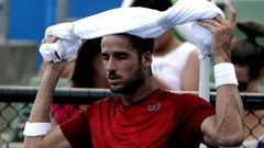 Feliciano L�pez se refresca con una toalla con hielo.