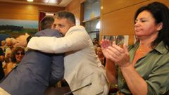 El portavoz del BNG, Liso Gonz�lez, abraza a Samuel Lago tras la investidura del socialista como alcalde