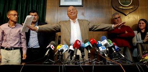 Adolfo Gacio, ayer, en el Concello de Boqueixón, después de renunciar a la alcaldía.