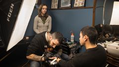 Carmen Cuervo y Peter dejan su impronta sobre la piel de uno de sus clientes, con un dise�o original.