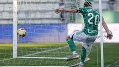 �lvaro Gim�nez dentro de la porter�a despu�s de su testarazo en el 1-0 frente a Unionistas. 