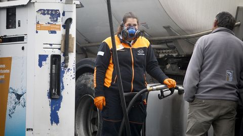 Trabajadora con mascarilla en una gasolinera prxima al polgono del Tambre