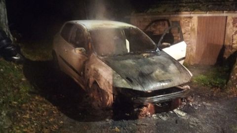 El coche quedó destrozado pese a la rapidez con la que se actuó para apagar el incendio