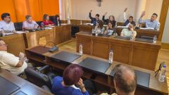 Los cuatro nuevos concejales del PP (al fondo, con la mano levantada), en su primera votaci�n.