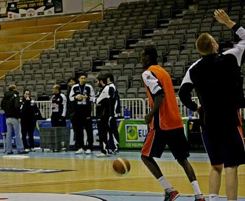 Lisardo G�mez, al fondo con sus ayudantes, en el regreso del Breog�n ayer a los entrenamientos.