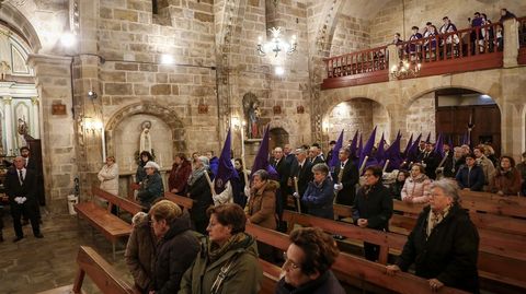 Viacrucis en el interior de la iglesia de Rianxo