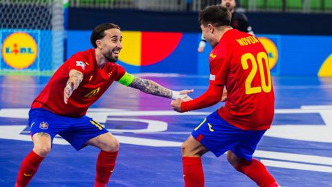 Novoa celebrando su primer gol en competici�n oficial con Espa�a.