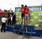 Vilasoa y Torrado con el trofeo conseguido en A Junqueira.