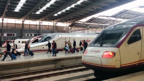 Estaci�n de ferrocarril con varios trenes estacionados junto a los andenes