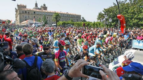 En torno a la una y media de la tarde los corredores comenzaron la etapa con una salida neutralizada