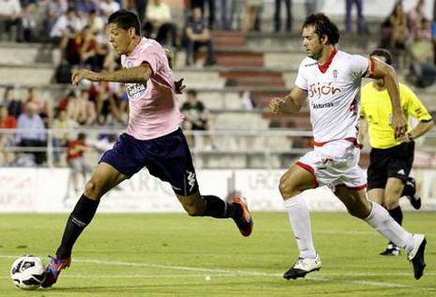 Mauro Quiroga, con el bal�n, en el partido de pretemporada entre Lugo y Sporting.