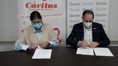 Mar�a Tabares, directora de C�ritas en Ourense y Secundino Vidal, vicepresidente de la Fundaci�n Dorz�n, en el momento de la firma