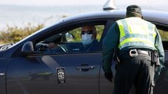 3 de abril, d�a 20 de confinamiento. Mientras Pedro S�nchez anunciaba que iba a negociar una nueva ampliaci�n del confinamiento hasta el 26 de abril, en Galicia se extremaban los controles para evitar viajes a segundas residencias en Semana Santa. En la imagen, un control en uno de los accesos a O Grove. Arousa se blind� por carretera. 