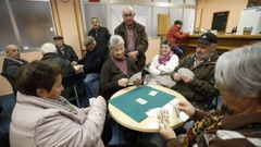 Pensionistas jugando a las cartas en Viveiro