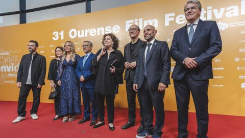 Charo L�pez, en el centro, con las autoridades y responsables del festival