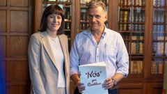 Ana Pontn, este jueves con el presidente de Uruguay, Yamand Orsi, al que regal un ejemplar de Ns