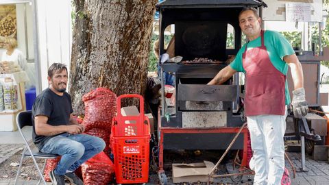 Jes�s y Antonio, en su puesto de casta�as en Rodr�guez Mourelo, donde pueden vender entre 100 y 150 kilos.