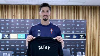 El jugador del Celta Altay Bayindir, en su presentaci�n este mi�rcoles.