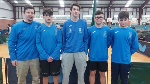 Los deportistas del Zas que participaron en el clasificatorio, junto a su entrenador Miki Rey