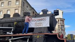 Pancarta colocada este lunes en la hist�rica locomotora que hay frente a la intermodal de Ourense.